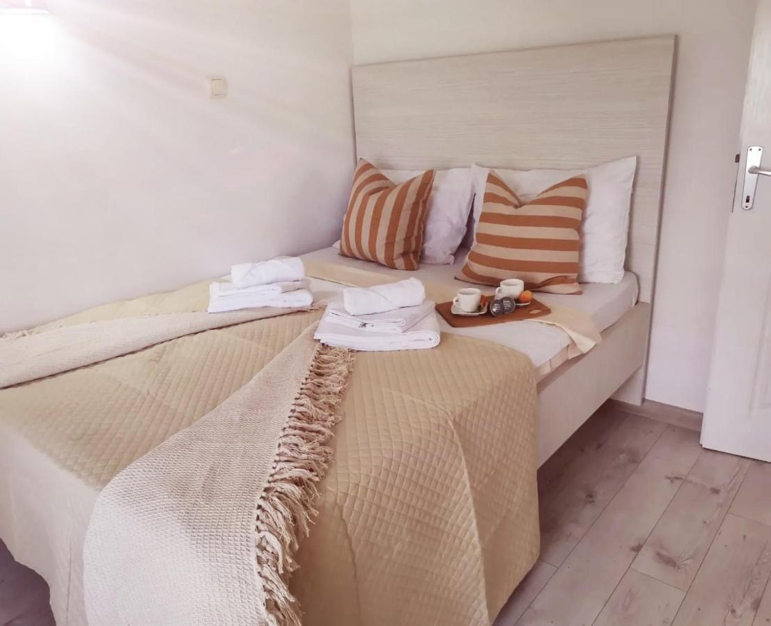 Duplex Apartman Lazaro โกตอร์ ภายนอก รูปภาพ